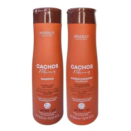 Frascos de shampoo e condicionador da linha Cachos Naturais da marca Arvensis Cosméticos Profissionais, com embalagens de plástico laranja e rótulos em marrom, contendo informações sobre os produtos.