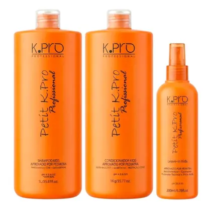 Três produtos da marca K.Pro Professional: dois frascos de shampoo e condicionador para cabelos infantis, e um frasco de leave-in, todos em embalagens laranja com detalhes em branco e preto.