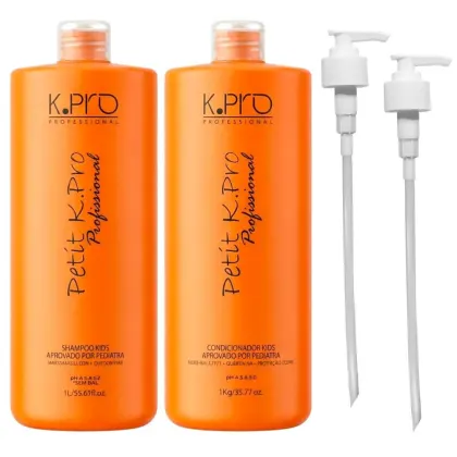 Dois frascos de shampoo e condicionador da marca K.pro Professional, com embalagens laranja e rótulos com o nome da marca. Acompanhados de dois dispensadores brancos para os produtos.