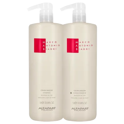 A imagem mostra kit do shampoo e condicionador Color Shield de 1 litro cada, da marca MAB by Alfaparf Milano. Os frascos são brancos e cilíndricos e exibem o logotipo em rosa vibrante. Traz a indicação para proteção da cor.