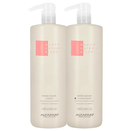 A imagem mostra kit do shampoo e condicionador da linha Blonde Rescue de 1 litro cada, da marca MAB by Alfaparf Milano. Os frascos têm um formato cilíndrico alongado e são de cor branca com logotipo rosa. Traz indicação para proteção de fios louros.