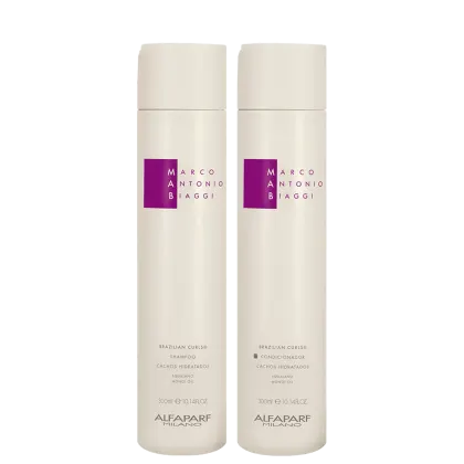 A imagem mostra shampoo e condicionador Brazilian Curls de 300ml cada, da marca MAB by Alfaparf Milano. São dois frascos cilíndricos de cor branca com detalhes em roxo. Traz a indicação para promover cachos hidratados.
