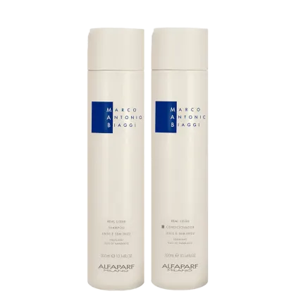 A imagem mostra shampoo e condicionador Real Liss de 300ml cada, da marca MAB by Alfaparf Milano. São duas embalagens cilíndricas, na cor branca com o nome da linha e da marca em azul. Traz a indicação de resultado de lisos sem frizz.