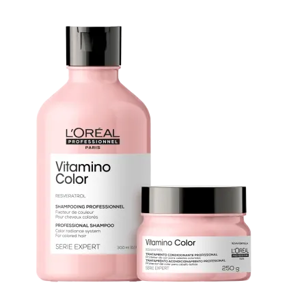 São produtos de cuidado capilar da linha Vitamino Color da L'Oréal Professionnel. Um é um shampoo em um frasco plástico rosa claro de 300ml, com tampa preta. O outro é um tratamento condicionante em um pote rosa claro de 250g, também com tampa preta.