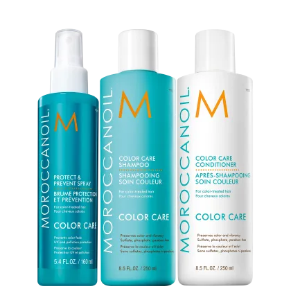 Três produtos da marca Moroccanoil para cabelos coloridos. Um spray protetor de 160ml em frasco azul turquesa. Um shampoo de 250ml em frasco azul turquesa. Um condicionador de 250ml em frasco branco. Todos os frascos têm o logotipo M da marca em laranja,
