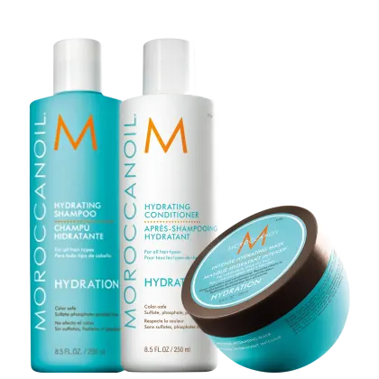 A imagem mostra produtos da marca Moroccanoil para hidratação. Shampoo em frasco plástico azul turquesa de 250ml. Condicionador em frasco plástico branco de 250ml. Máscara hidratante intensiva em embalagem redonda azul turquesa.