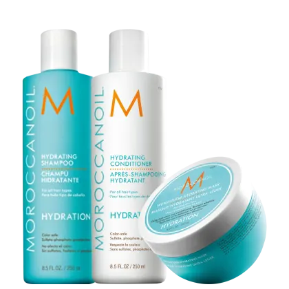 Produtos para cabelos da linha Moroccanoil Hydration. Shampoo em frasco plástico azul turquesa de 250ml. Condicionador em frasco plástico branco de 250ml. Máscara hidratante ultra-leve em embalagem redonda branca e azul turquesa.