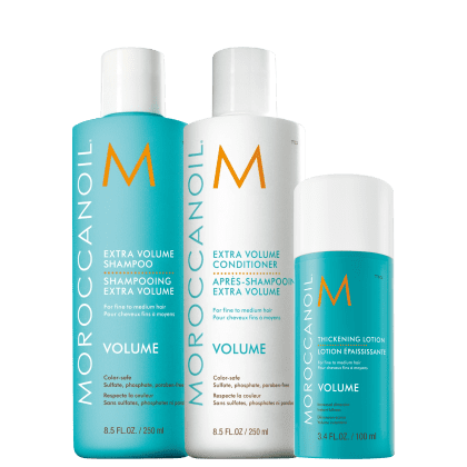Produtos da linha Moroccanoil Volume. Shampoo, condicionador e loção espessante em frascos plásticos cilíndricos. Os frascos do shampoo e condicionador são de 250ml e a loção espessante é de 100ml. As cores predominantes são turquesa, branco e laranja.