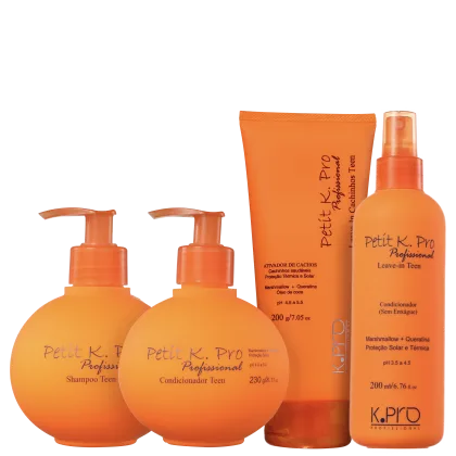 A imagem mostra uma linha de produtos de cabelo da marca K.Pro. Há dois frascos grandes de plástico laranja com bombas dosadoras, um frasco menor spray laranja e outro frasco também laranja.