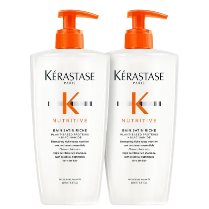 A imagem mostra duas embalagens de shampoo, de 500ml, branca, com tampa pump laranja.
