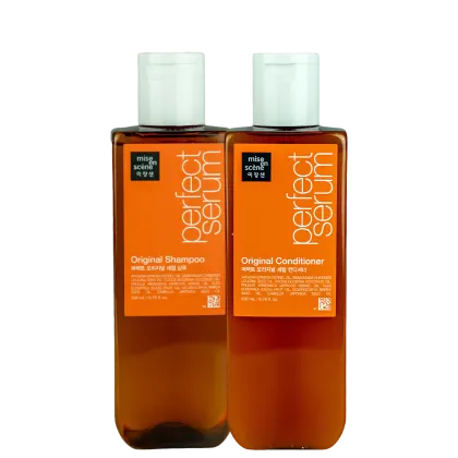 Dois frascos de plástico laranja com bombas brancas, contendo Shampoo Original e Condicionador Original da marca Mise en Scène. Os rótulos exibem informações sobre os ingredientes e a marca.