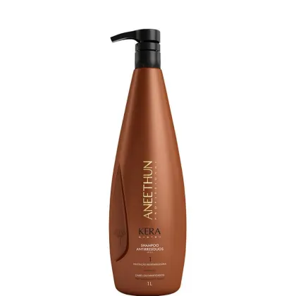 O produto apresentado é um shampoo da linha Kera da marca Aneethun. O frasco possui um dispensador preto na parte superior. Volumetria de 1 L.