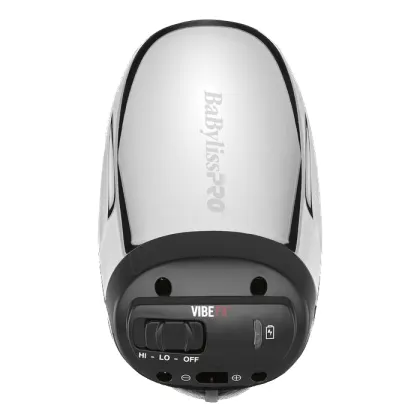 A imagem mostra um produto de design oval alongado na cor prata com detalhes pretos. Na parte superior, está impresso o nome da marca "BaByliss Pro". Na parte inferior, há um painel de controle com três opções: "HI - LO - OFF" (Alto - Baixo - Desligado).