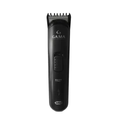 A imagem mostra o aparador de cabelo elétrico preto da marca GA.MA Italy. O produto é alongado com uma carcaça plástica preta fosca. Na parte superior, há uma lâmina de corte metálica com dentes. Na parte inferior, há uma entrada USB para carregamento.
