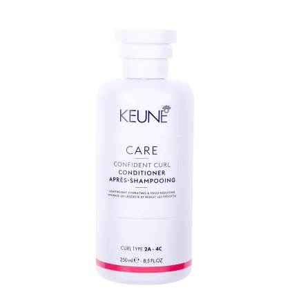 Frasco branco de condicionador Keune Care Confident Curl, com rótulo destacando o tipo de cabelo (2A-4C) e informações sobre o produto, como hidratação e redução de frizz.