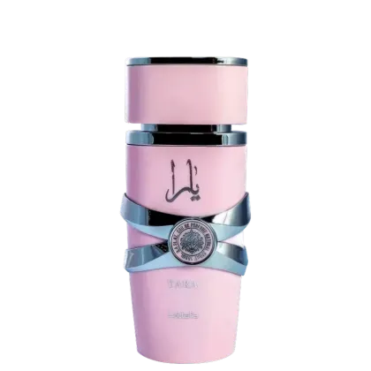 Frasco de perfume rosa da marca Lattafa Perfumes, com detalhes em prata e rótulo com texto em árabe. O produto possui um design elegante e sofisticado, com uma tampa destacada.