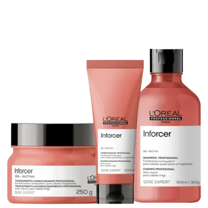 A imagem mostra três produtos da linha Inforcer da L'Oréal Professionnel. Um é um shampoo em um frasco plástico coral, um condicionador em um tubo plástico coral e uma embalagem plástica coral, todos com tampa preta.