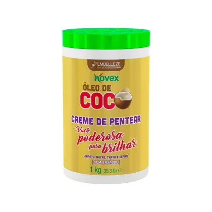 A imagem mostra o Creme de Pentear Novex Óleo de Coco 1kg, da marca Embelleze. O produto vem em uma embalagem plástica com tons de dourado e marrom e ilustração de coco. Traz indicação para nutrição do cabelo.