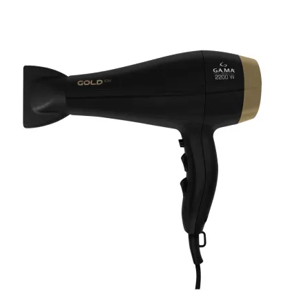 A imagem mostra o secador de cabelo da marca GA.MA Italy. Ele possui o corpo preto fosco com detalhes dourados. Design ergonômico com bico concentrador removível e cabo de alimentação preto.