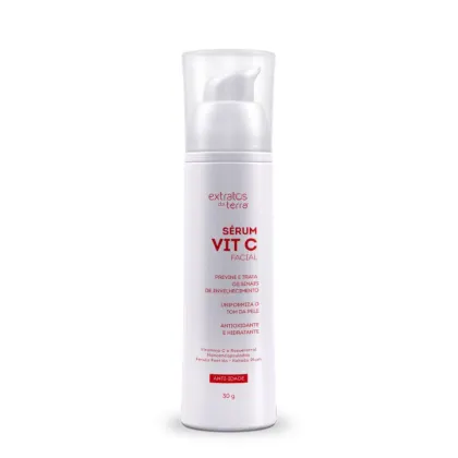 Frasco branco com bomba dosadora contendo sérum facial Vit C da marca Extratos da Terra. O rótulo destaca os benefícios do produto, como prevenir e tratar os sinais de envelhecimento, uniformizar o tom da pele e fornecer ação antioxidante e hidratante.
