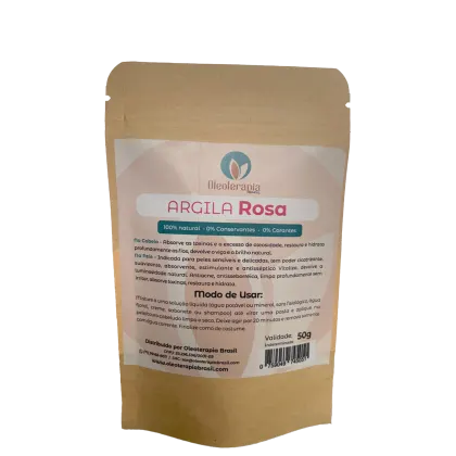 A imagem mostra uma embalagem de papel kraft da Argila Rosa. O rótulo apresenta algumas informações como benefícios, modo de uso e sinaliza que o pacote tem 50g.