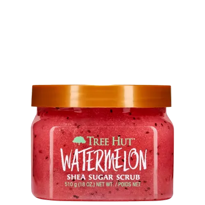 Produto de esfoliação corporal Tree Hut Watermelon Shea Sugar Scrub. Embalagem transparente com tampa laranja brilhante. O frasco contém um esfoliante de açúcar de cor rosa vibrante com pequenas sementes escuras visíveis.