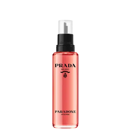 Frasco de perfume Prada Paradoxe Intense, com design preto e vermelho, contendo texto "PRADA MILANO" e "PARADOXE INTENSE" na embalagem.