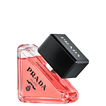 Frasco de perfume Prada Paradoxe Intense em formato triangular, com líquido rosa vibrante. Embalagem preta com logotipo da marca em destaque. Produto de beleza da linha Prada.