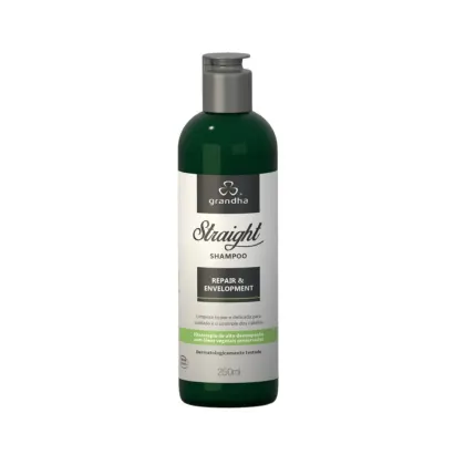 Frasco de shampoo da marca Grandha, na cor verde escuro, com rótulo branco e texto "Straight Shampoo" e "Repair & Envelopment". O produto é apresentado em embalagem de 250ml.