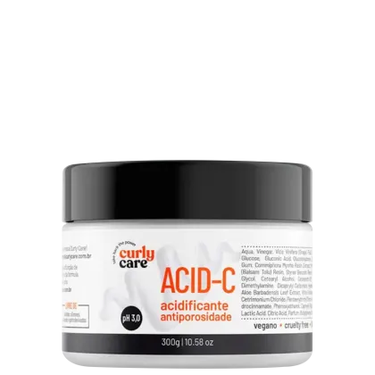 É um produto de tratamento capilar da linha Curly Care. A embalagem é um pote plástico branco com tampa preta. O rótulo indica que é o produto "Acid-C", um acidificante antiporosidade com pH 3.0.