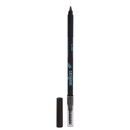 A imagem mostra o lápis para sobrancelhas com um design preto fosco e o nome da marca impresso no corpo do produto. Em uma ponta apresenta o lápis e do outro lado uma escovinha para pentear os fios da sobrancelha. Ao lado está a tampa castanha do produto.