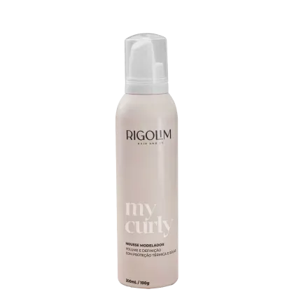 Mousse modelador da linha "my curly" da marca Rigolim Hair & Co. O frasco possui um dispensador de espuma no topo. O produto é destinado a conferir volume e definição aos cabelos cacheados, com proteção térmica.