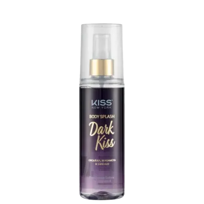 A imagem mostra o Body Splash em uma embalagem com cores roxo, branco e dourado, apresentando o logotipo Kiss New York. A tampa é transparente e traz um detalhe dourado na válvula spray.