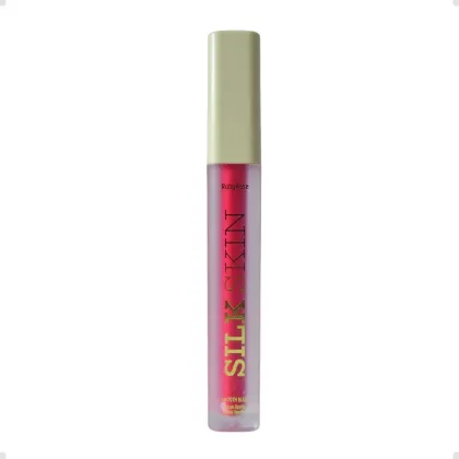 Batom líquido da marca Ruby Rose. A cor predominante do produto parece ser um tom de vermelho rosado vibrante.