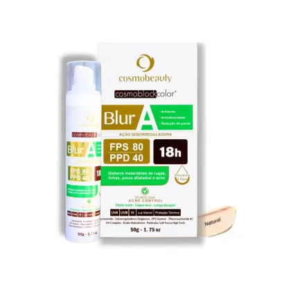 Bloqueador solar da linha Cosmoblockcolor da marca Cosmobeauty. Rótulo com o nome do produto "Blur A" e informações sobre suas propriedades, como FPS 80, PPD 40 e duração de 18 horas. O rótulo também exibe o logotipo da marca Cosmobeauty em dourado.