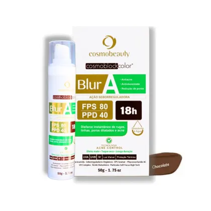 Bloqueador solar da linha Cosmoblockcolor da marca Cosmobeauty. Rótulo com o nome do produto "Blur A" e informações sobre suas propriedades, como FPS 80, PPD 40 e duração de 18 horas. O rótulo também exibe o logotipo da marca Cosmobeauty em dourado.