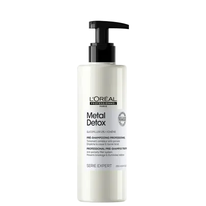 A imagem mostra o pré-shampoo Metal Detox da L'Oréal. Sua embalagem é um frasco plástico branco com detalhes pretos, com um dosador tipo bomba. De acordo com as informações no rótulo, promete atuar como um tratamento completo anti-porosidade.