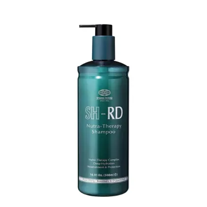 A imagem mostra o shampoo em uma embalagem plástica verde escura azulada com bomba dosadora preta. Rótulo com informações do produto em letras brancas.
