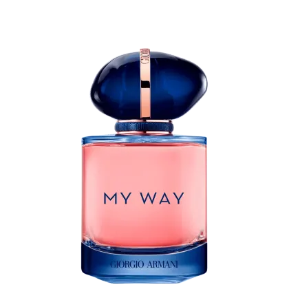 Um frasco de perfume da marca Giorgio Armani. A parte superior do é azul escuro brilhante, enquanto o frasco em si é transparente, permitindo ver o líquido rosa claro em seu interior. O nome "My Way", está impresso na parte frontal em letras escuras.