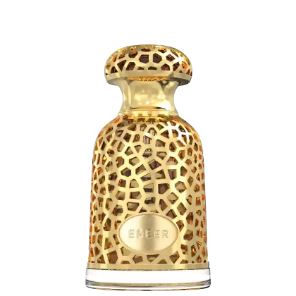 Frasco de perfumaria dourado com padrão geométrico vazado. Rótulo com a palavra "EMMER" em destaque. Recipiente de vidro com tampa e base transparentes. Objeto de design elegante e sofisticado.