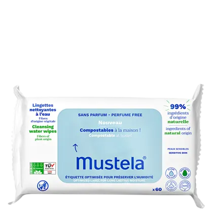 Este é um pacote de lenços umedecidos de limpeza da marca Mustela. A embalagem é branca com detalhes em azul claro. O texto na frente indica que os lenços são livres de perfume, compostáveis em casa e feitos com 99% de ingredientes de origem natural.
