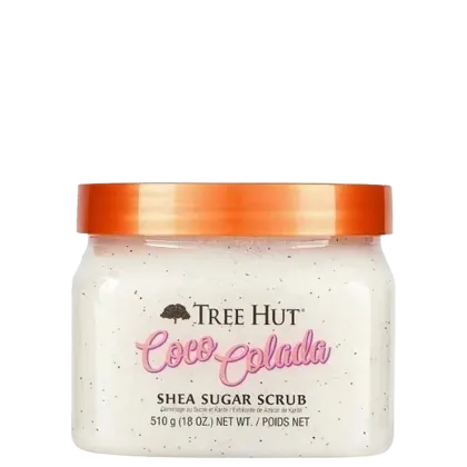 Pote de vidro com tampa laranja contendo um produto de esfoliação corporal da marca Tree Hut, com o nome "Cocoa Colada" e a descrição "Shea Sugar Scrub" impressos no rótulo.