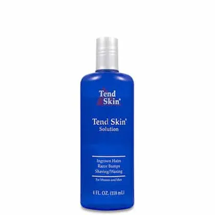 Tend Skin Solution é um produto líquido em uma embalagem plástica azul. A embalagem é um frasco cilíndrico com tampa prata. O rótulo na frente exibe o nome do produto "Tend Skin Solution" em letras brancas, bem como o logotipo da marca Tend Skin.