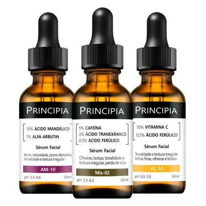 Três frascos de soro facial da marca Principia, contendo diferentes formulações com ácido mandélico, cafeína e vitamina C. Os frascos possuem design preto e âmbar, com rótulos detalhando os ingredientes e propriedades de cada produto.