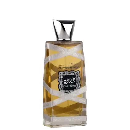 Frasco de perfume Lattafa Reminiscence Oud Mood, com formato geométrico e rótulo preto com detalhes em dourado. O líquido no interior apresenta coloração amarelada. A embalagem possui fitas decorativas em tons claros.