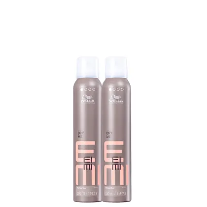 São dois frascos de shampoo a seco Wella Professionals Dry Me. Os frascos têm formato cilíndrico na cor marrom acinzentado. Cada frasco tem uma tampa branca na parte superior. Também estão impressas as informações "180 ml / 119,7 g" indicando o volume