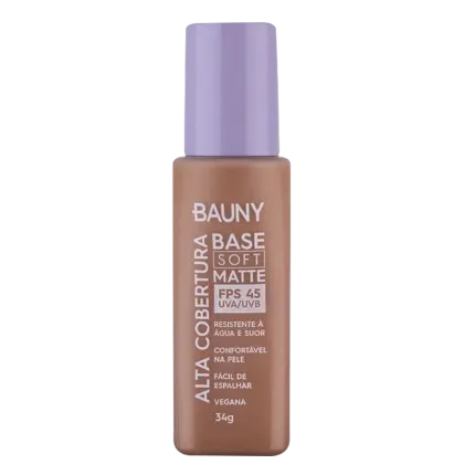 Frasco de base líquida da marca Bauny, com acabamento soft matte, FPS 45 e resistente à água e suor. Embalagem em tom lilás com rótulo branco destacando o nome da marca e as principais características do produto.