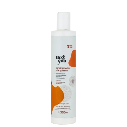 Embalagem plástica branca opaca. Rótulo com o nome da marca e do produto em letras pretas e vermelhas, e detalhes gráficos abstratos em tons de laranja e vermelho.