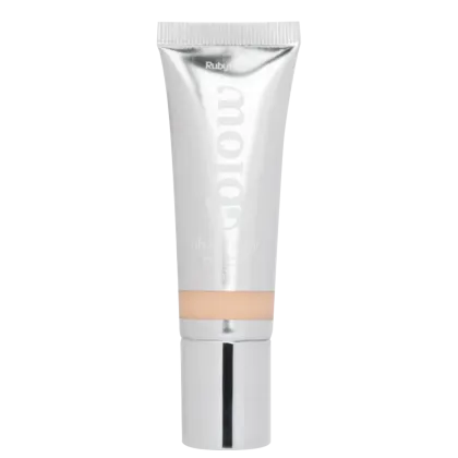 Tubo de produto de beleza da marca Ruby, com embalagem branca e texto em destaque. O produto parece ser um creme ou loção, com textura e consistência típicas desse tipo de cosmético.