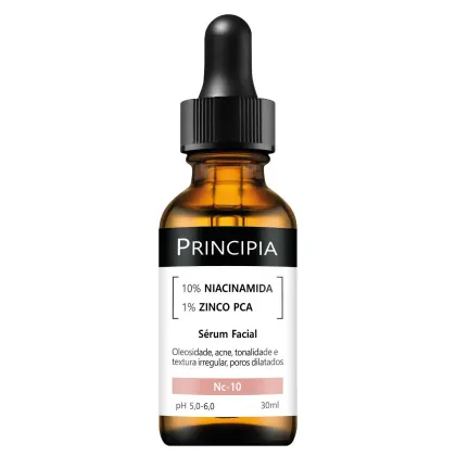 Frasco de vidro âmbar com conta-gotas preto contendo sérum facial da marca Principia.